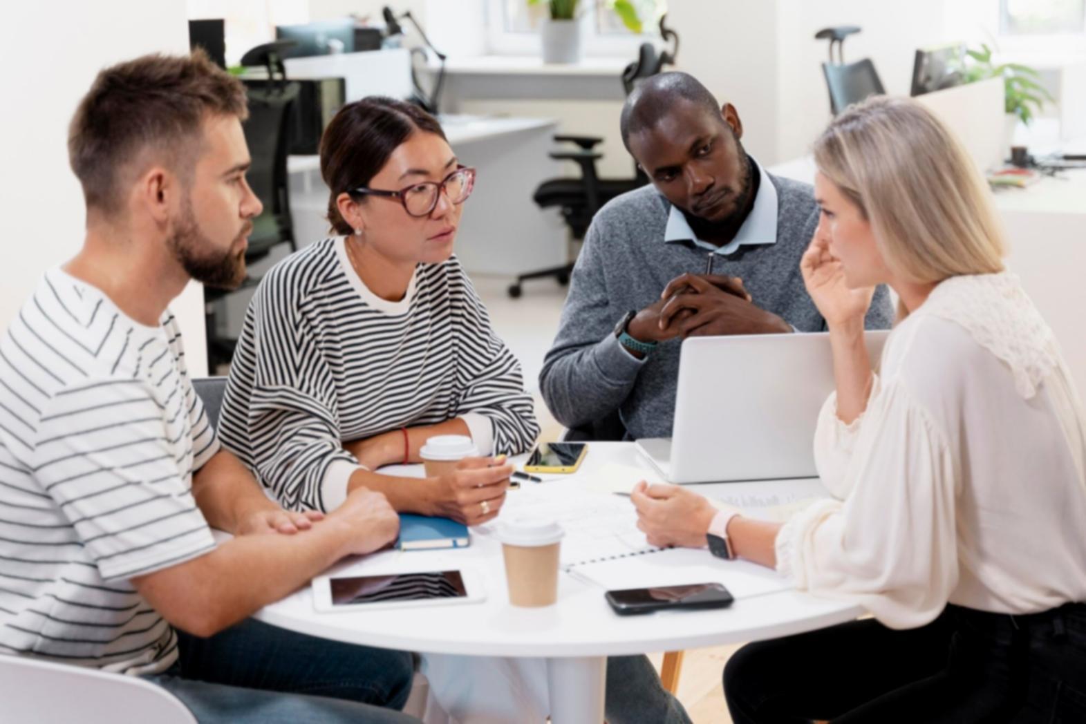 Budgetplanung und Finanzberatung in modernem Büro